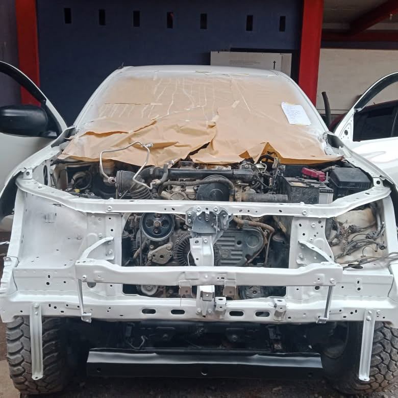 Mobil dengan panel bodi dibongkar untuk perbaikan dan pengecatan