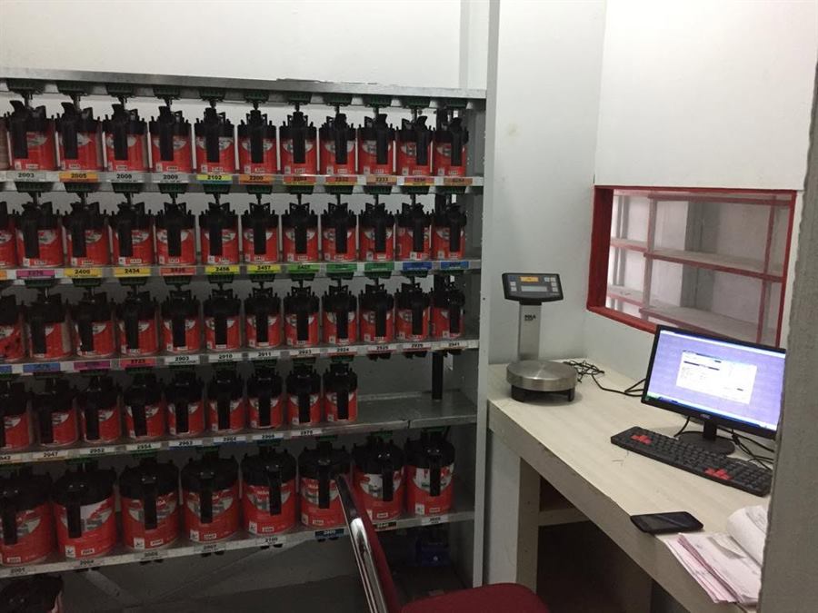 Rak oli dan sparepart di dalam workshop