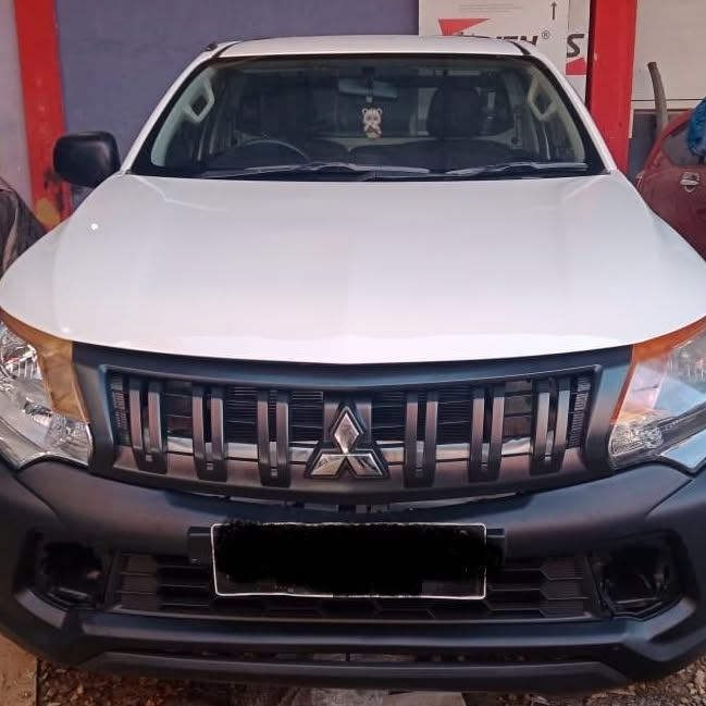 Mobil putih pelanggan setelah selesai dikerjakan
