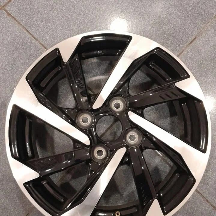 Velg two-tone hitam silver di workshop